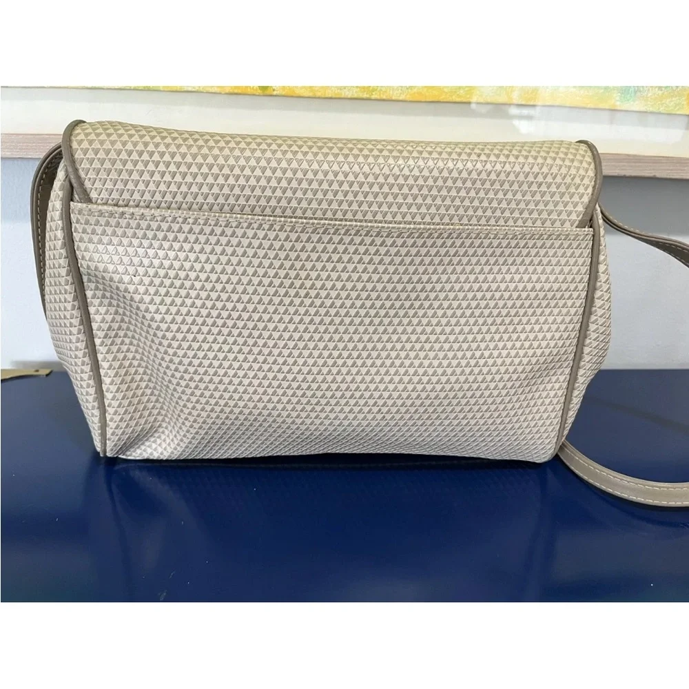 Liz Claiborne Purse Cream Triangle Logo Leather Vinyl Bag Cross Body Vintage 80s